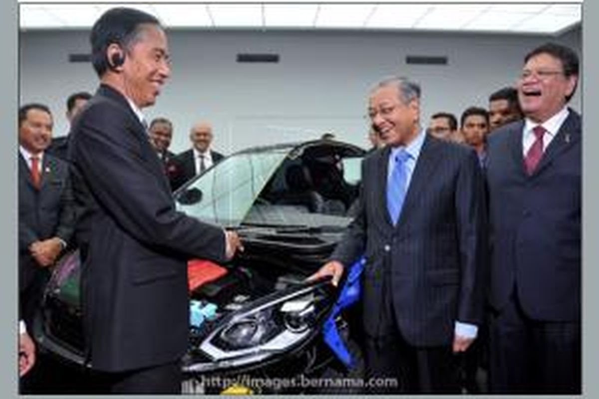 Presiden Ri Joko Widodo dan Chairman Proton Mahathir Mohammad di pabrik Proton, Malaysia.