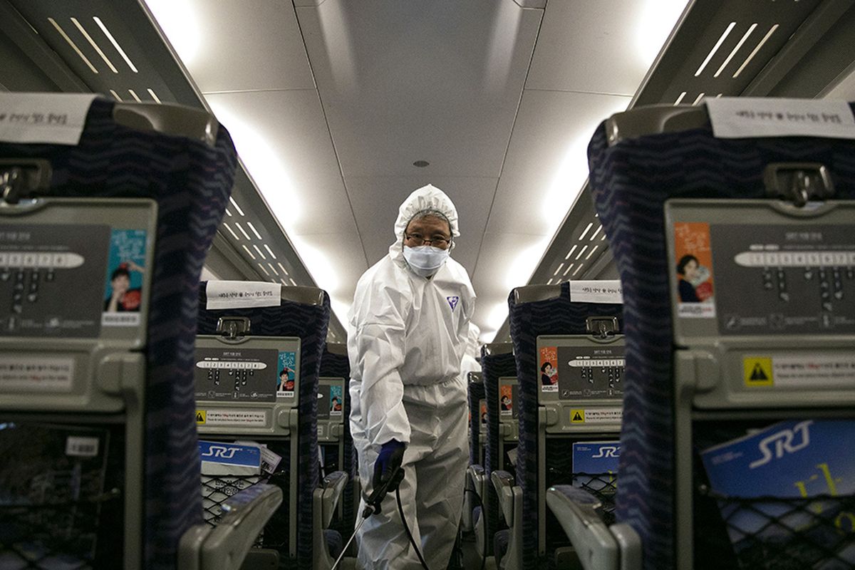 Seorang pekerja dari layanan pembersihan menyemprotkan desinfektan di dalam gerbong kereta sebagai upaya mencegah penyebaran virus corona yang berasal dari Wuhan, China, di Stasiun Kereta Api Suseo di Seoul, Korea Selatan, Jumat (24/1/2020). Hingga saat ini, sudah 12 negara di berbagai belahan Bumi yang positif mengumumkan terdampak virus corona yang dilaporkan sudah menjangkiti 1.300 orang dan membunuh 41 orang di China.