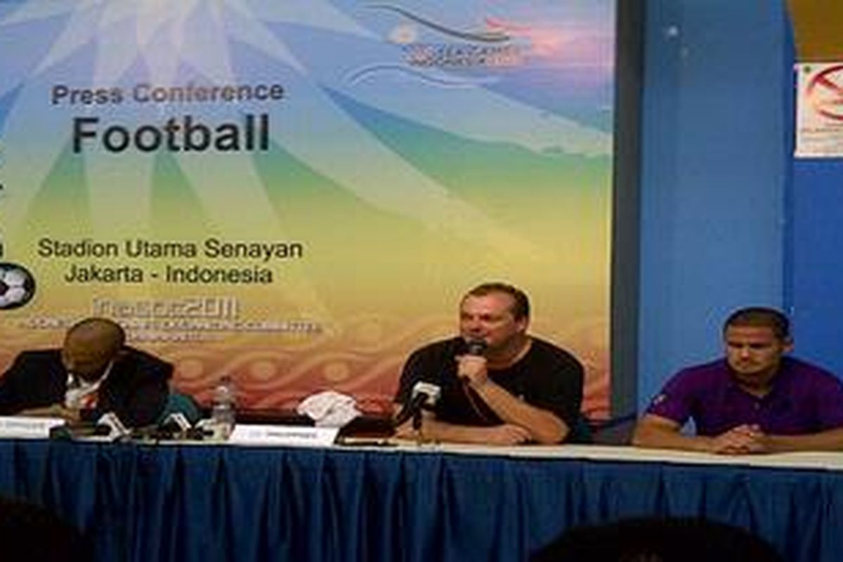 Pelatih tim sepak bola Filipina untuk SEA Games XXVI Hans Michael Weiss (tengah) dan kapten tim Matthew James Hartmann (kanan).