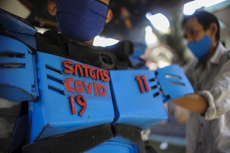 Robot Sikopit bersiap untuk patroli di Sekepanjang, Cikutra, Bandung, Jawa Barat, Senin (4/5/2020). Sikopit yang tergabung dalam satgas anti-nongkrong ini bertugas memberikan imbauan kepada warga agar menghindari kerumunan serta tetap berada di rumah selama pandemi Covid-19.