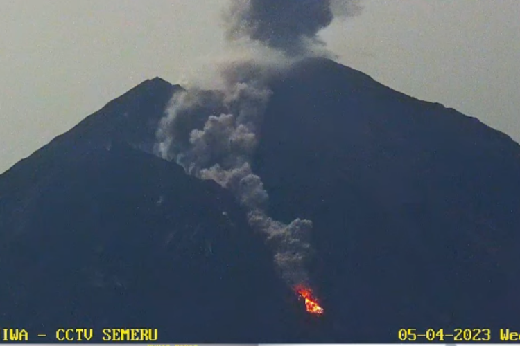 Tangkapan layar aktivitas Gunung Semeru, Rabu (5/4/2023) dinihari..