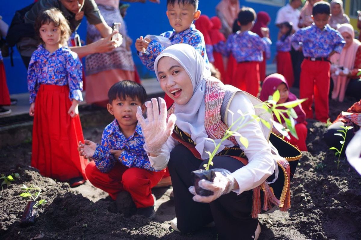 Bunda Pendidikan Anak Usia Dini (PAUD) Provinsi Riau Henny Sasmita Wahid mengajak anak-anak TK Pertiwi Dharma Wanita Persatuan (DWP) Pekanbaru mengenal literasi hijau melalui kegiatan menanam pohon, Rabu (3/9/2025).
