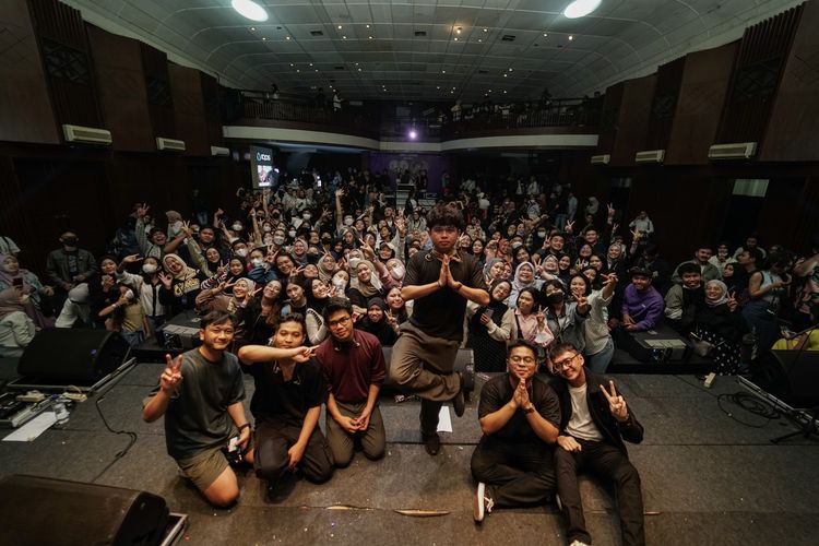 Juicy Luicy bersama Adrian Khalif sukses menghibur penggemar mereka dalam showcase bertajuk Intimate Concert Kembali Keramaian yang diadakan di De Majestic Bandung tanggal 26 Oktober 2022.