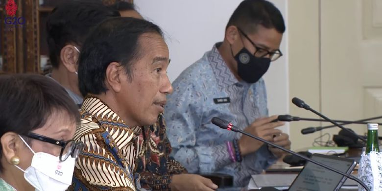 Indonesia's President Joko Widodo (2nd left) is accompanied by some cabinet ministers during a bilateral meeting with Philippine President Ferdinand Marcos Jr and the delegation at Bogor Presidential Palace near Jakarta, Monday, September 5, 2022. 