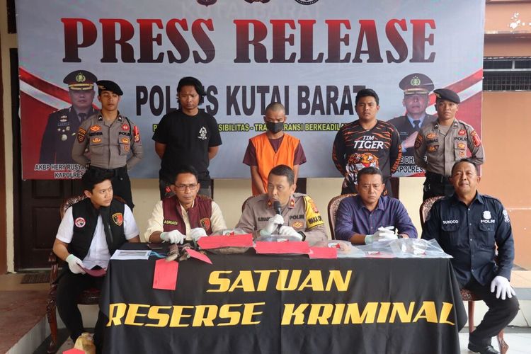 Jajaran Polres Kutai Barat berhasil mengamankan pelaku pembunuhan di Kecamatan Nyuatan gegara miras.