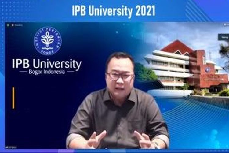 Arif Satria saat menjelaskan jalur masuk maba 2021 melalui kanal youtube IPB
