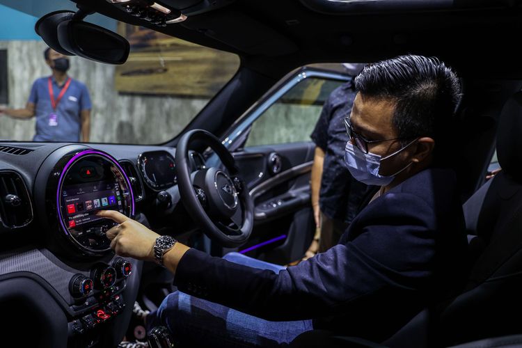 Fitur di area kemudi the new MINI Countryman saat diluncurkan pada IIMS Hybrid 2021 di JIExpo, Jakarta, Kamis (22/4/2021). The new MINI Countryman yang proses perakitannya di dalam negeri ini diluncurkan dalam varian Cooper dengan harga Rp629.000.000 (off the road) dan Cooper S seharga Rp799.000.000 (off the road).