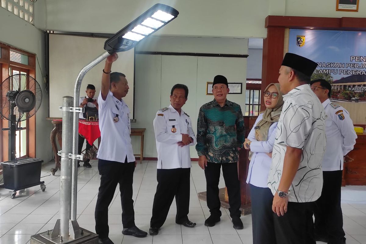 Transisi Energi, 2.500 Lampu Tenaga Surya Akan Terangi Jalan Gelap di Pedesaan Demak