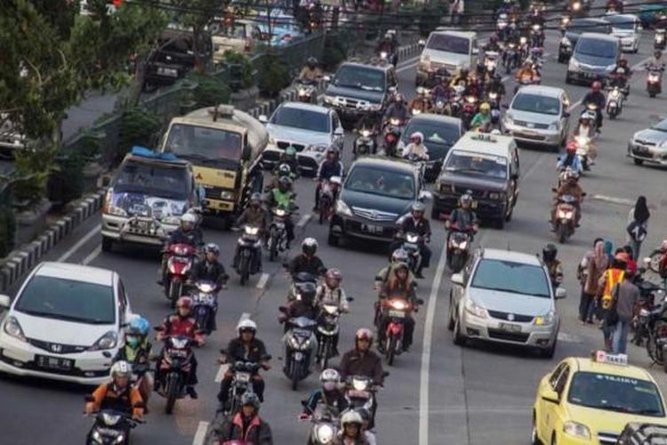 Jalan Margonda Raya, Depok, Jawa Barat, Kamis (10/10/2013). Jalan utama di kota ini tidak memiliki ruang hijau. Kondisi diperparah dengan kemacetan lalu lintas yang sering terjadi.

