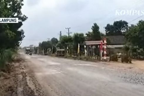 Jalan Rusak di Lampung Tengah Diperbaiki, tapi Materialnya Dikeluhkan Warga: Mungkin 2-3 Minggu Hancur Lagi