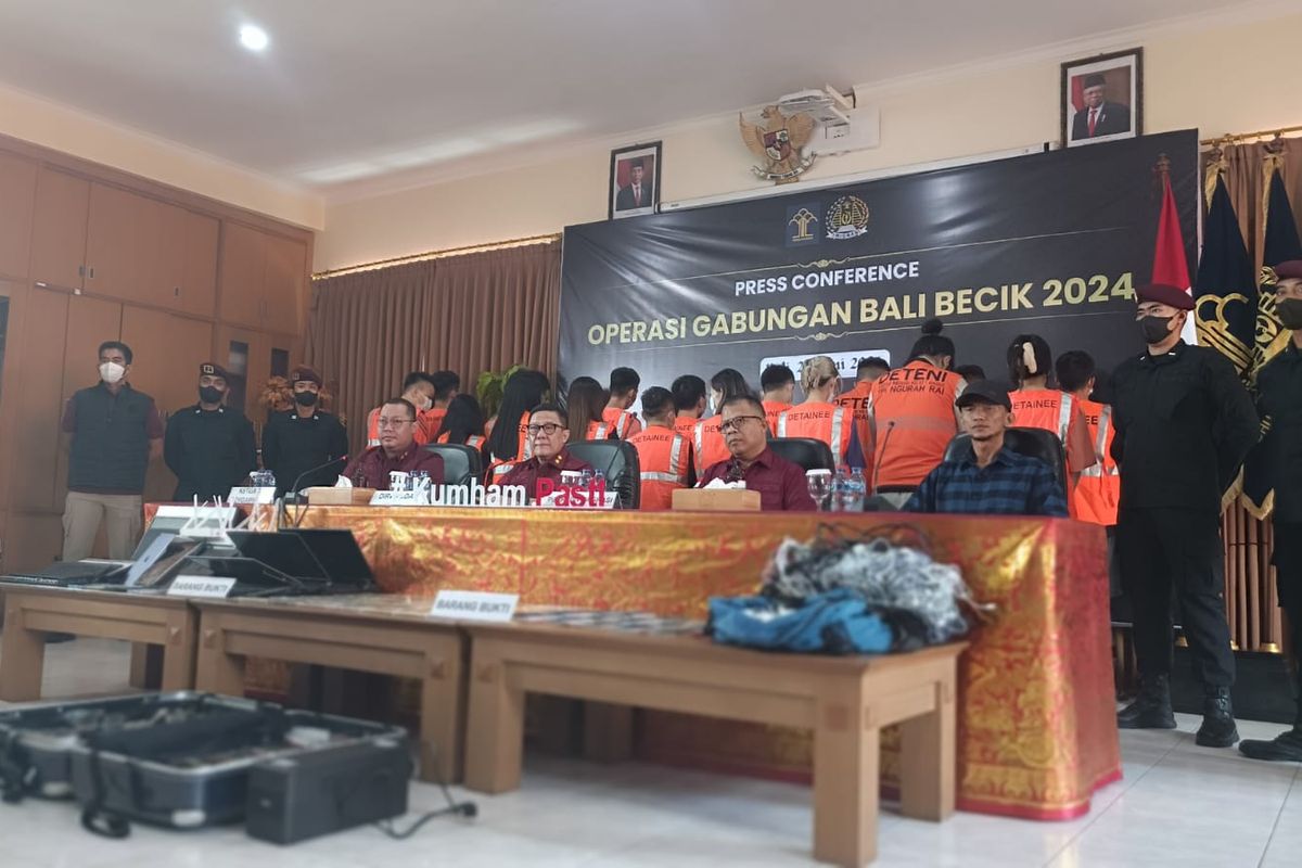 Direktur Pengawasan dan Penindakan Keimigrasian Ditjen Imigrasi Kemenkumham Saffar Godam saat memimpin konferensi pers pengungkapan kasus 103 WNA asal Taiwan yang melakukan aksi kejahatan siber yang digelar di Kantor Rumah Detensi Imigrasi Denpasar, Jimbaran, Kabupaten Badung, Bali, pada Jumat (28/6/2024). Kompas.com/ Yohanes Valdi Seriang Ginta
