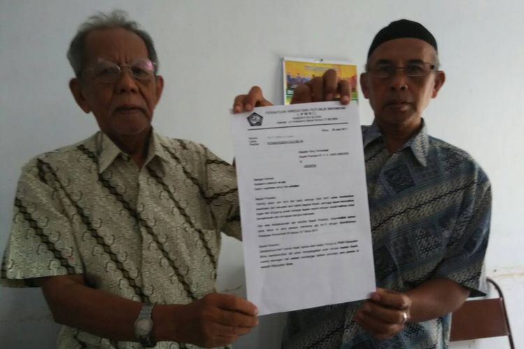 seorang pensiunan di Blora, Jateng menunjukkan surat yang dikirim ke Presiden RI, Joko Widodo, Kamis (22/6/2017).