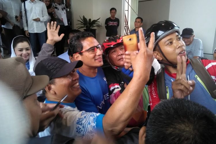 Calon wakil presiden nomor urut 2, Sandiaga Uno blusukan ke Pasar Wage Purwokerto, Banyumas, Jawa Tengah menggunakan sepeda, Selasa (25/9/2108).