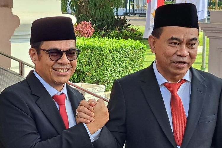 Menteri Komunikasi dan Informatika Budi Arie Setiadi (kanan) bersama Wakil Menteri Komunikasi dan Informatika Nezar Patria (kiri) seusai dilantik di Kompleks Istana Kepresidenan, Jakarta, Senin (17/7/2023).