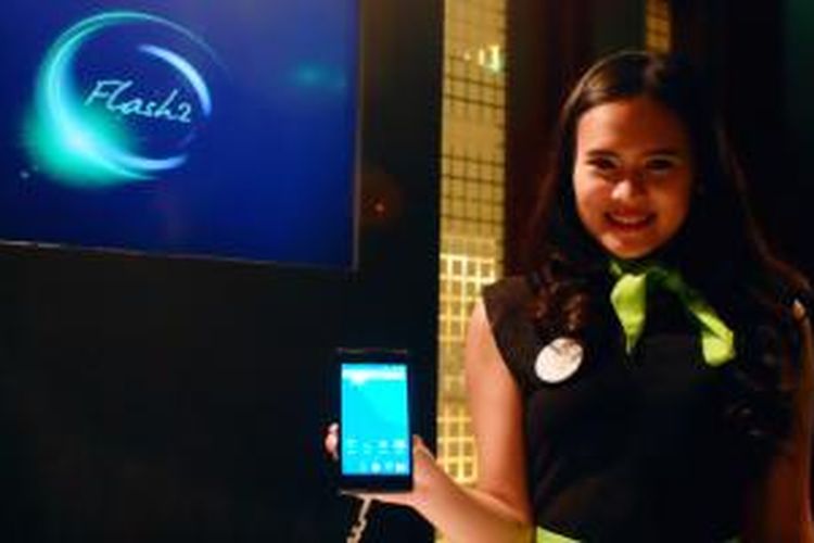 Seorang model menunjukkan ponsel Alcatel Flash 2 dalam acara peluncurannya di Jakarta, Selasa (29/9/2015).