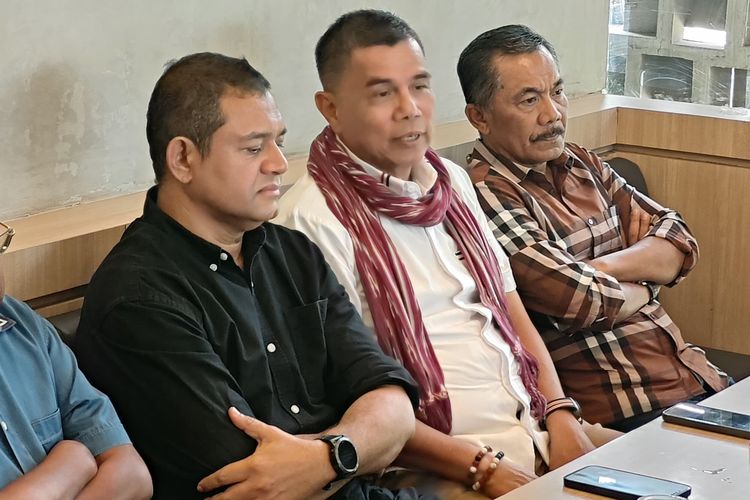 Komandan Tim Kampanye Nasional (TKN) Echo Hukum dan Advokasi Prabowo-Gibran, Hinca Panjaitan (tengah) saat konferensi pers di kawasan Senayan, Jakarta, Minggu (21/4/2024).