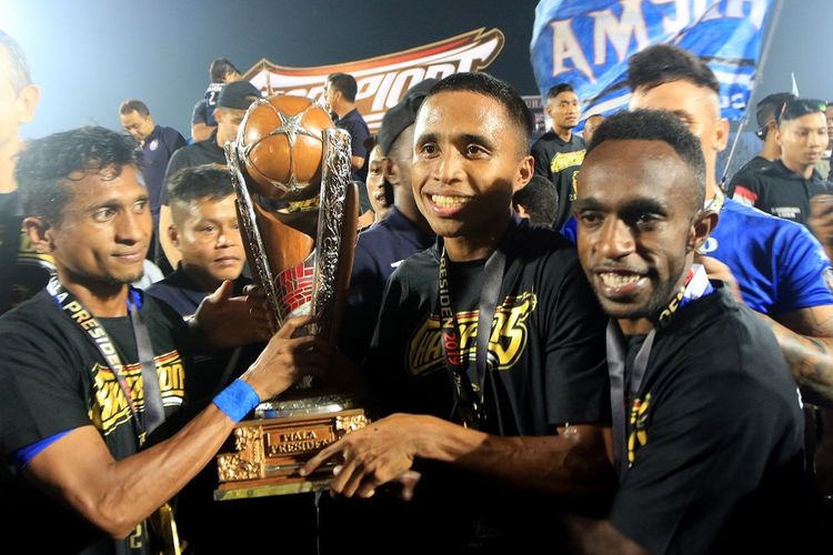 Pemain Arema FC mengangkat Piala merayakan gelar juara Piala Presiden 2019 di Stadioan Kanjuruhan Malang, Jawa Timur, Jumat (12/4/2019). Arema FC berhasil meraih gelar juara setelah mengalahkan tamunya Persebaya Surabaya dengan skor 2-0 pada filal Leg 2. ANTARA FOTO/Budi Candra Setya/pd.