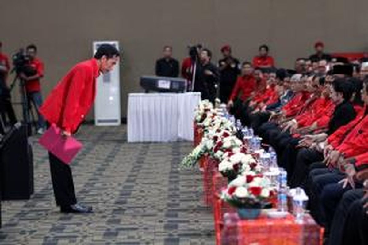 Kader Partai Demokrasi Indonesia Perjuangan yang juga Gubernur DKI Jakarta Joko Widodo (kiri) memberi hormat kepada Ketua Umum PDIP Megawati Soekarnoputri sebelum membacakan Dedication of Life dalam acara pembukaan Rakernas III PDIP di Ancol, Jakarta, Jumat (6/9/2013). Rakernas yang dihadiri 1.330 fungsionaris dan kader PDIP seluruh Indonesia tersebut akan berlangsung pada 6-8 September 2013. 