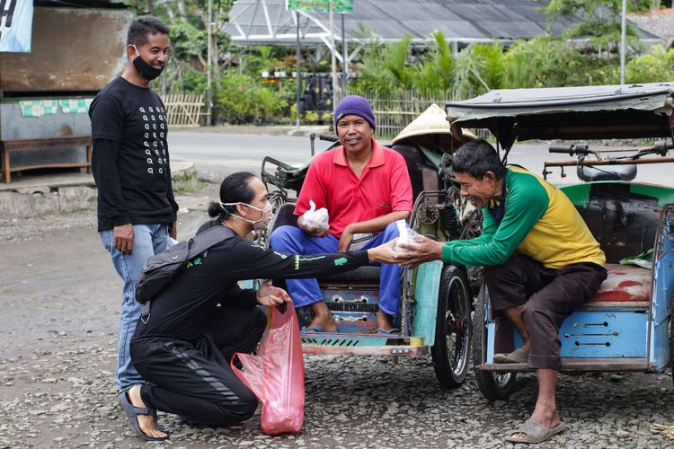 Kompas.com memberikan donasi pangan dalam rangkaian Melihat Harapan Bike Pangandaran 2021 di Pangandaran, Tasikmalaya, Jawa Barat, Minggu (10/1/2021).  Selain membagikan 10.000 bungkus donasi, Kompas.com bekerjasama dengann Gramedia dan KitaBisa.com memberikan jaringan internet serta buku untuk Forum Taman Bacaan Masyarakat Kecamatan Cigugur.