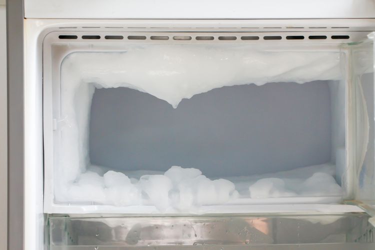 Bukan Dikerok, Ini Cara Membersihkan Bunga Es di Freezer