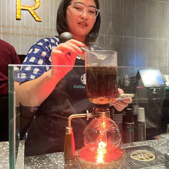 Natasha Emricca menunjukkan metode siphon dalam mengekstraksi kopi di Starbucks Reserve Intercontinental Hotel