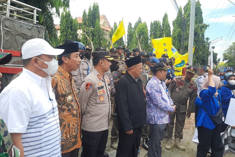 Bupati Rembang, Abdul Hafidz (batik coklat) menemui sejumlah mahasiswa yang demonstrasi tolak kenaikan BBM di depan Gedung DPRD Rembang, Jawa Tengah, Kamis (8/9/2022)