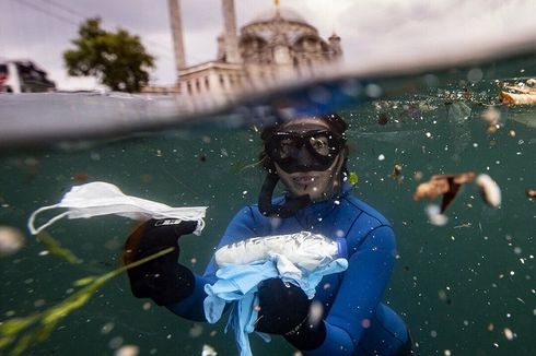 Sampah Masker, Sarung Tangan, dan Botol Disinfektan Cemari Selat Bosporus