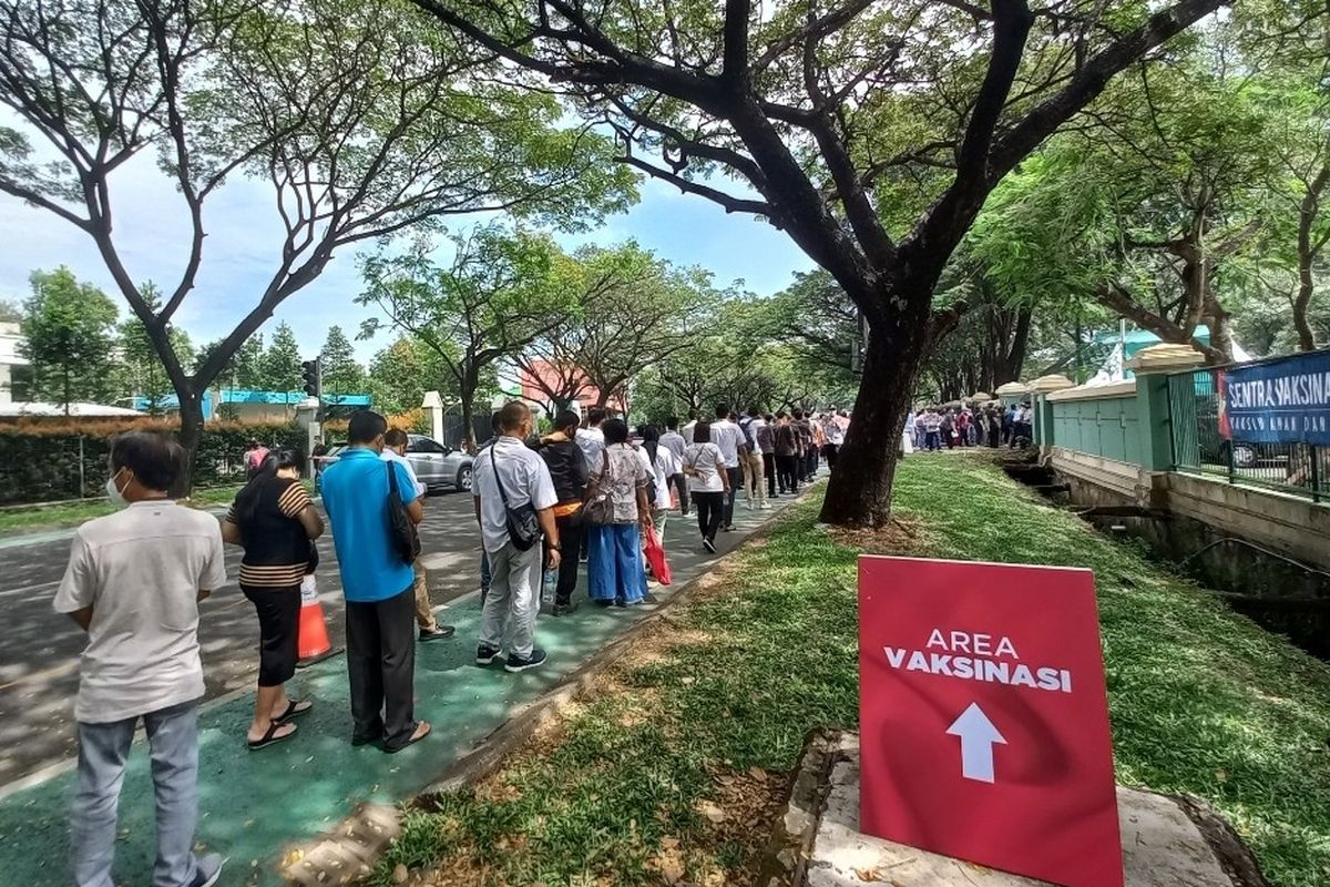 Antrean vaksinasi Covid-19 massal di Gedung Sport Center Alam Sutera, Tangerang Selatan mengular hingga ke jalan, Selasa (15/6/2021).