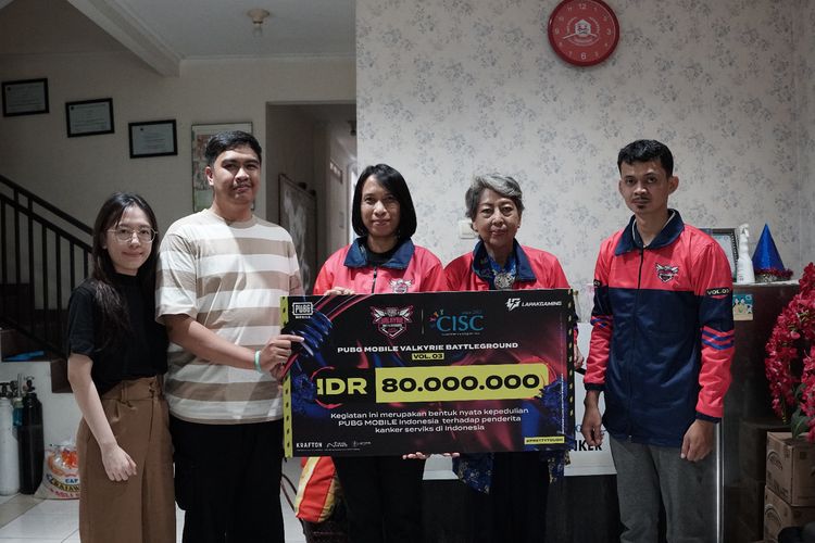 PUBG Mobile IndonesIa menyerahkan bantuan dana sneilai Rp 80 juta untuk penanggulangan kanker serviks kepada CISC.