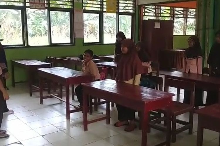 Aktivitas belajar mengajar kembali berjalan di Sekolah Dasar Negeri (SDN) 356 Desa Papakaju, Kecamatan Suli, Kabupaten Luwu, Sulawesi Selatan, Sabtu (11/6/2022) setelah sekolah tersebut sempat disegel.