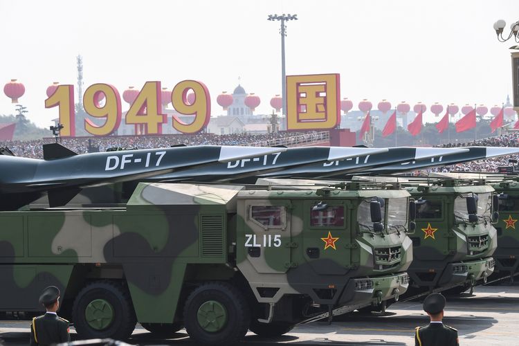 Rudal hipersonik DF-17 ketika dipamerkan dalam parade militer HUT ke-70 China yang berlangsung di lapangan Tiananmen, Beijing, pada Selasa (1/10/2019)).