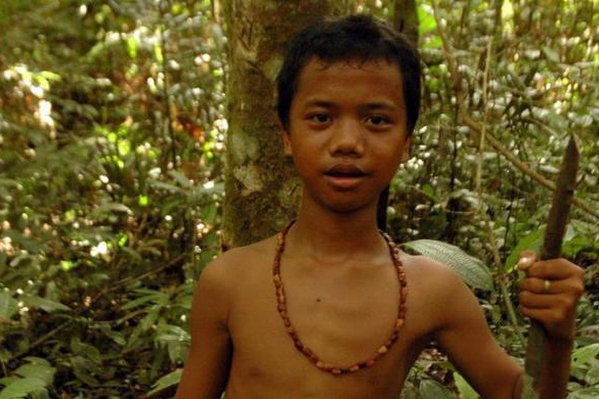 Kader pendidikan orang rimba dalam Taman Nasional Bukit Duabelas, Kabupaten Sarolangun, Jambi. Gambar diambil Jumat (26/4/2013).

