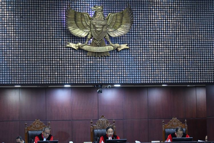 Ketua Mahkamah Konstitusi (MK) Suhartoyo (tengah), Hakim Konstitusi Saldi Isra (kiri) dan Hakim Konstitusi Arief Hidayat (kanan) memimpin jalannya sidang uji materiil Undang-Undang Nomor 10 Tahun 2016 tentang Perubahan Kedua Atas Undang-Undang Nomor 1 Tahun 2015 tentang Penetapan Peraturan Pemerintah Pengganti Undang-Undang Nomor 1 Tahun 2014 tentang Pemilihan Gubernur, Bupati, dan Walikota Menjadi Undang-Undang di Gedung MK, Jakarta, Kamis (29/2/2024).