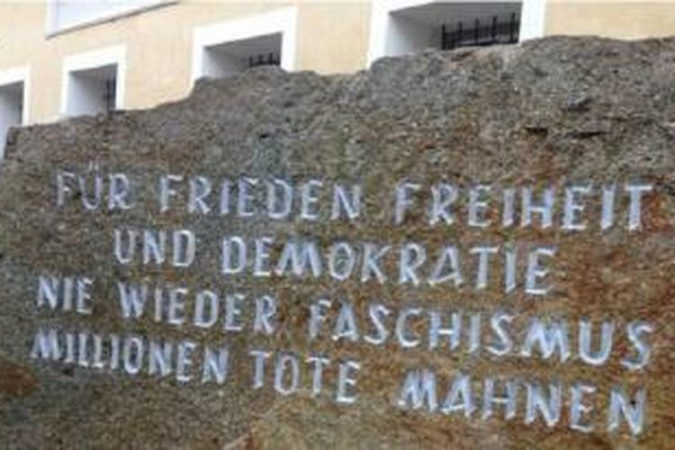 Di depan rumah bekas kelahiran Adolf Hitler, didirikan sebuah prasasti yang isinya mengingatkan masyarakat atas kekejaman fasisme. 