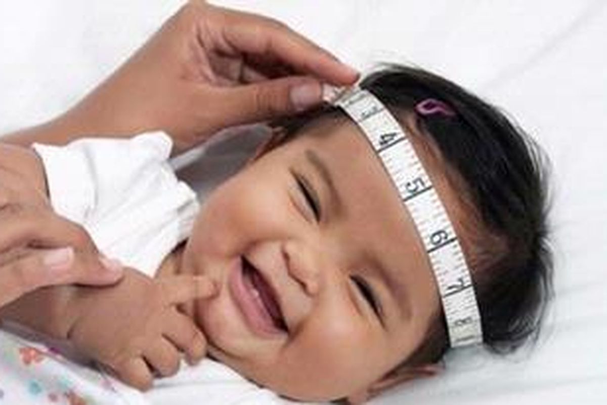 Mengukur lingkar kepala bayi merupakan bagian dari pemantauan tumbuh kembang anak.