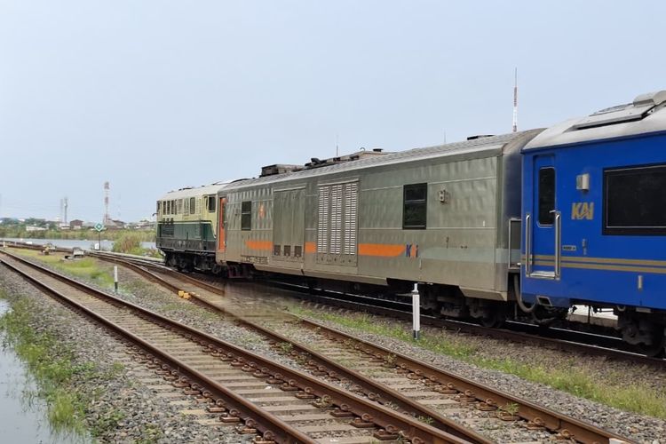 Perjalanan beberapa KA terganggu akibat luapan air di jalur hulu dan hilir kilometer 2+3/3+0 antara Stasiun Alastua dan Stasiun Semarang Tawang di wilayah Daop 4 Semarang, Selasa (28/10/2025).