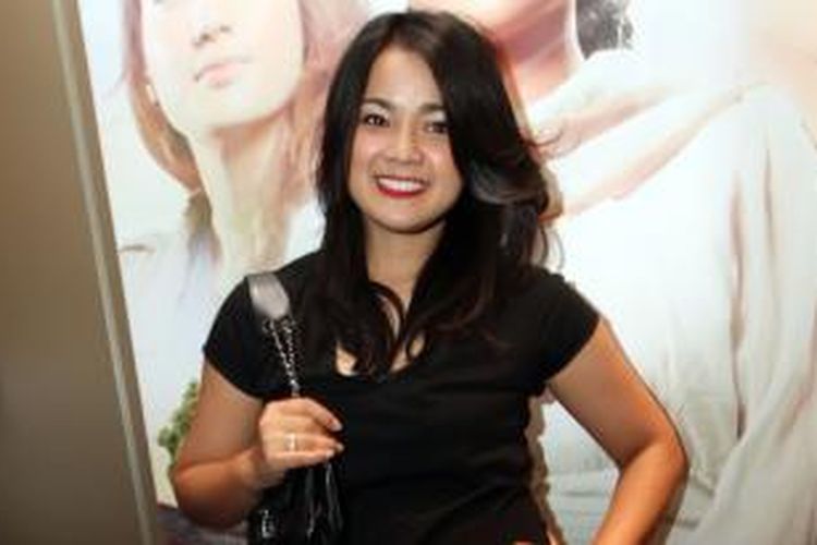 Pemain film Nirina Zubir menghadiri acara pemutaran film Bidadari Bidadari Surga di Planet Hollywood XXI, Gatot Subroto, Jakarta Selatan, Selasa (4/12/2012). 