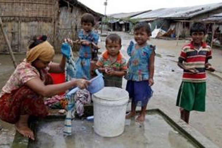 Etnik Rohingya tinggal di kamp-kamp pengungsi di ibu kota Negara Bagian Rakhine, Sittwe, Myanmar. 