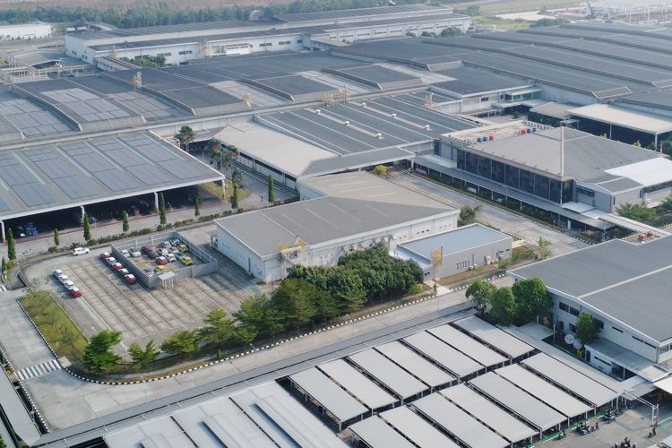 Pemasangan Solar Panel di Pabrik Daihatsi di Karawang, Jawa Barat