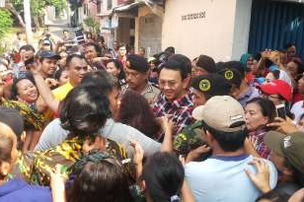 Calon gubernur DKI Jakarta nomor dua Basuki Tjahaja Purnama alias Ahok saat kunjungan kampanye ke permukiman warga di Jalan Arabika Atas, Pondok Kopi, Duren Sawit, Jakarta Timur, Kamis (17/11/2016) siang.