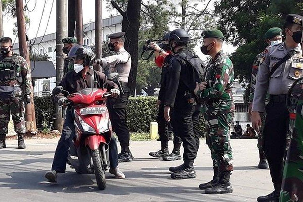 Polisi mengeklaim kepadatan di pos penyekatan pemberlakuan pembatasan kegiatan masyarakat (PPKM) darurat di kawasan PT Panasonic, Jalan Raya Bogor, Jakarta Timur, berkurang.