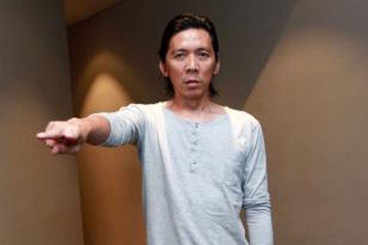 Personel Slank, Bimo Setiawan Almachzumi alias Bimbim Slank berpose di sela-sela menghadiri press screening film berjudul 99% Muhrim Get Married 5, di Epicentrum XXI, Kuningan, Jakarta Selatan, Selasa (28/7/2015). Grup band Slank terlibat mengisi soundtrack dalam film drama komedi tersebut.