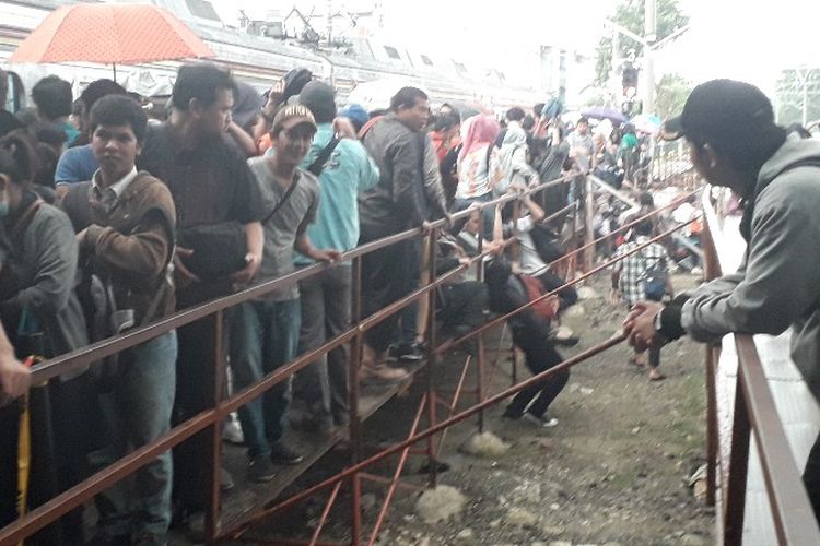 Penumpang di Stasiun Duri nekat melompat dari peron sementara beralas besi pada Kamis (29/3/2018).