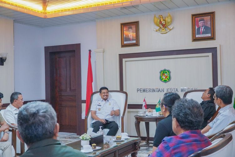 Wali Kota (Walkot) Medan Bobby Nasution menerima kunjungan Badan Perfilman Indonesia (BPI) di Balai Kota Medan, Rabu (13/9/2023). 
