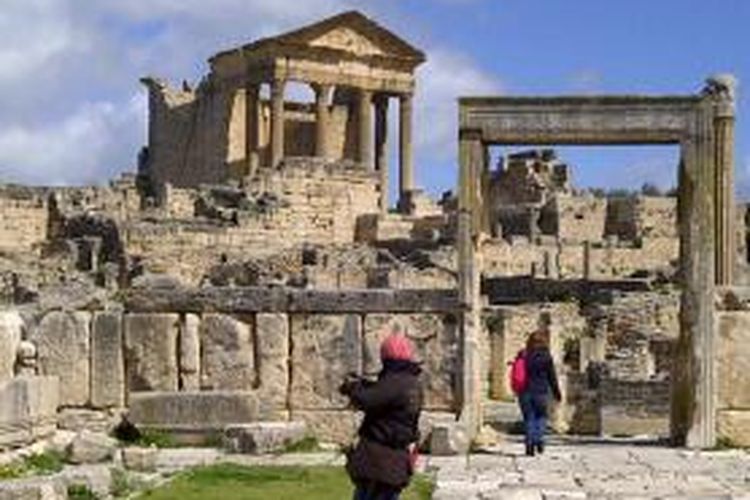 Reruntuhan pusat pemerintahan Romawi di Dougga, Tunisia, menjadi salah satu tujuan wisata andalan Tunisia.