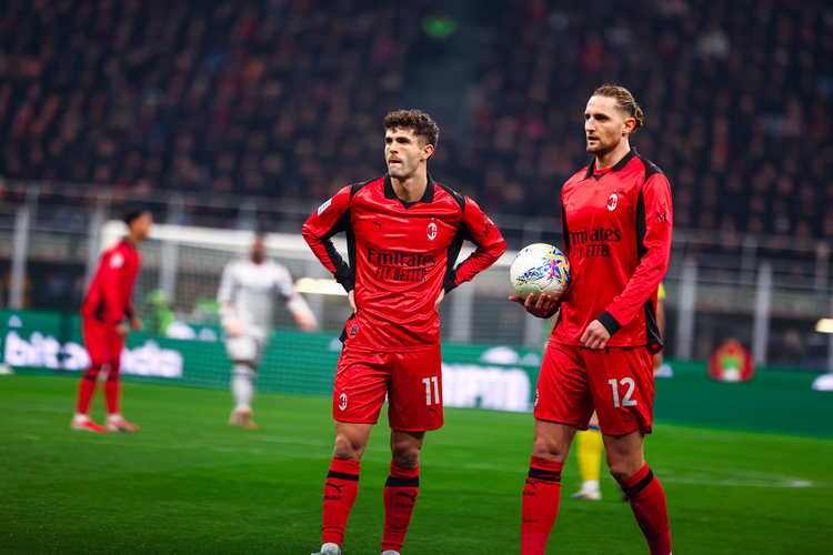 Christian Pulisic dan Adrien Rabiot kala beraksi dalam laga pekan ke-26 Liga Italia 2025-2026 AC Milan vs Parma di Stadion San Siro, 22 Februari 2026.
