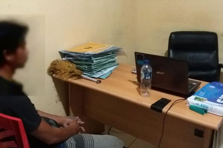 Satuan Reserse Kriminal Polres Luwu, Sabtu (27/07/2019) mengamankan dan memintai keterangan AA pelaku yang diduga melakukan cinta terlarang dengan adik kandungnya sendiri. Foto : Humas Polres Luwu 