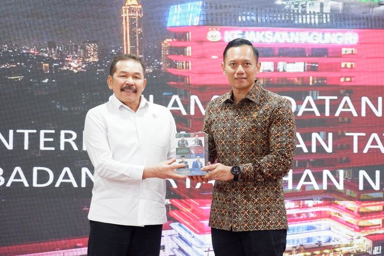 Jaksa Agung RI Sanitiar Burhanuddin menerima kunjungan Menteri Agraria dan Tata Ruang/Badan Pertanahan Nasional (ATR/BPN) RI Agus Harimurti Yudhoyono (AHY) di Gedung Utama Kejaksaan Agung (Kejagung), Jakarta, Selasa (5/3/2024).