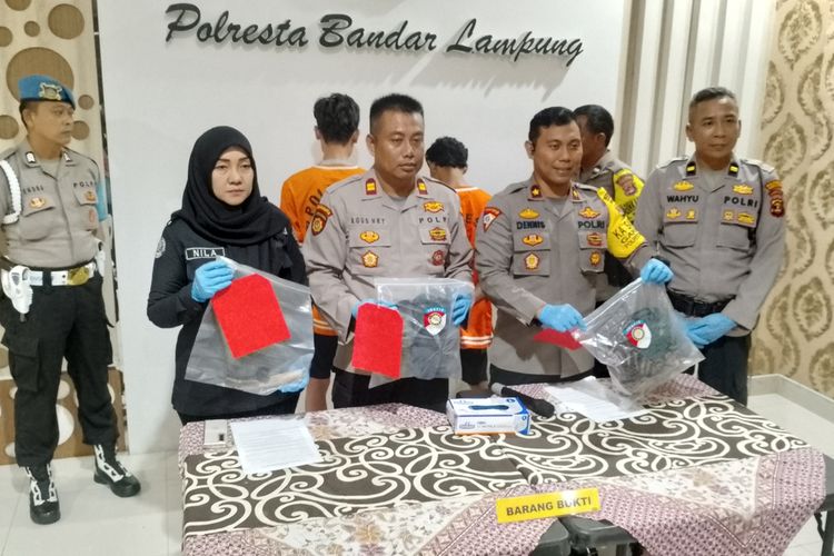 Dua pelaku dan barang bukti atas peristiwa pembunuhan di Bandar Lampung, Selasa (6/2/2024).