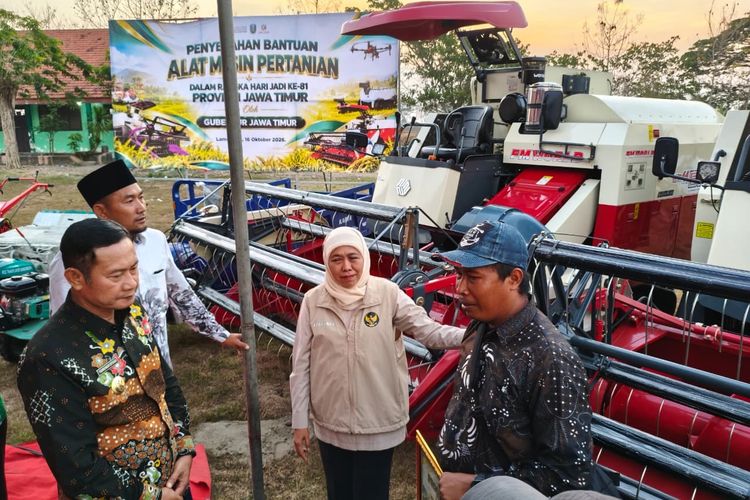 Khofifah Salurkan Alsintan, Produksi Padi Lamongan Ditargetkan Lampaui 1,3 Juta Ton